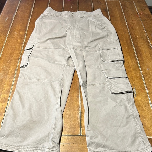 Abercrombie & Fitch Classic Khaki Cargo Pants Curve Love Size 6 - Picture 1 of 7